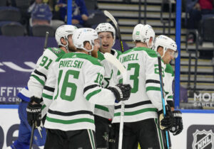 TAMPA, FL - MAY 05: Dallas Stars score a goal during the NHL, Eishockey Herren, USA Hockey match between the Tampa Bay Lightning and Dallas Stars on May 5, 2021 at Amalie Arena in Tampa, FL. Photo by Andrew Bershaw/Icon Sportswire NHL: MAY 05 Stars at Lightning Icon210550030