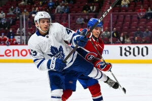 MONTREAL, QC - SEPTEMBER 27: Toronto Maple Leafs Forward Brett Seney 43 tries to stay up while battling for position with Montreal Canadiens Left Wing Rafael Harvey-Pinard 49 during the Toronto Maple Leafs versus the Montreal Canadiens preseason game on September 27, 2021, at Bell Centre in Montreal, QC Photo by David Kirouac/Icon Sportswire NHL, Eishockey Herren, USA SEP 27 Preseason - Maple Leafs at Canadiens Icon210927027