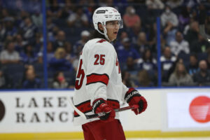 TAMPA, FL - OCTOBER 01: Carolina Hurricanes defenseman Ethan Bear 25 in the second period of the NHL, Eishockey Herren, USA Preseason game between the Carolina Hurricanes and Tampa Bay Lightning on October 01, 2021 at Amalie Arena in Tampa, FL. Photo by Mark LoMoglio/Icon Sportswire NHL: OCT 01 Preseason - Hurricanes at Lightning Icon2110010992