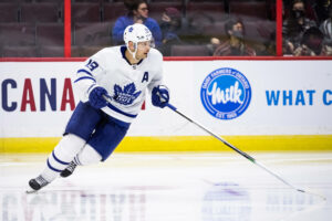 OTTAWA, ON - OCTOBER 04: Toronto Maple Leafs Center Jason Spezza 19 skates during the second period of the NHL, Eishockey Herren, USA preseason game between the Ottawa Senators and the Toronto Maple Leafs on October 4, 2021 at the Canadian Tire Centre in Ottawa, Ontario, Canada. Photo by Steven Kingsman/Icon Sportswire NHL: OCT 04 Preseason - Maple Leafs at Senators Icon211004061