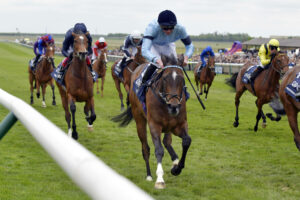 01.05.2022, Newmarket, Suffolk, GBR - Cachet with James Doyle up wins the 1000 Guineas Stakes. Rowley Mile racecourse. Pferd, Jockey, Cachet, Doyle, Sieg, Ziel, Zielankunft 220501C1351NEWMARKET.JPG *** 01 05 2022, Newmarket, Suffolk, GBR Cachet with James Doyle up wins the 1000 Guineas Stakes Rowley Mile racecourse horse, jockey, Cachet, Doyle, win, finish, finish 220501C1351NEWMARKET JPG
