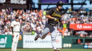 August 14 2022 San Francisco CA, U.S.A. Pittsburgh center fielder Bryan Reynolds 10rounds third base after hitting a home run during MLB, Baseball Herren, USA NL west game between the Pittsburgh Pirates and the San Francisco Giants. San Francisco beat the Pirates 8-7 at Oracle Park San Francisco Calif. / CSM San Francisco USA - ZUMAc04_ 20220814_zaf_c04_053 Copyright: xThurmanxJamesx