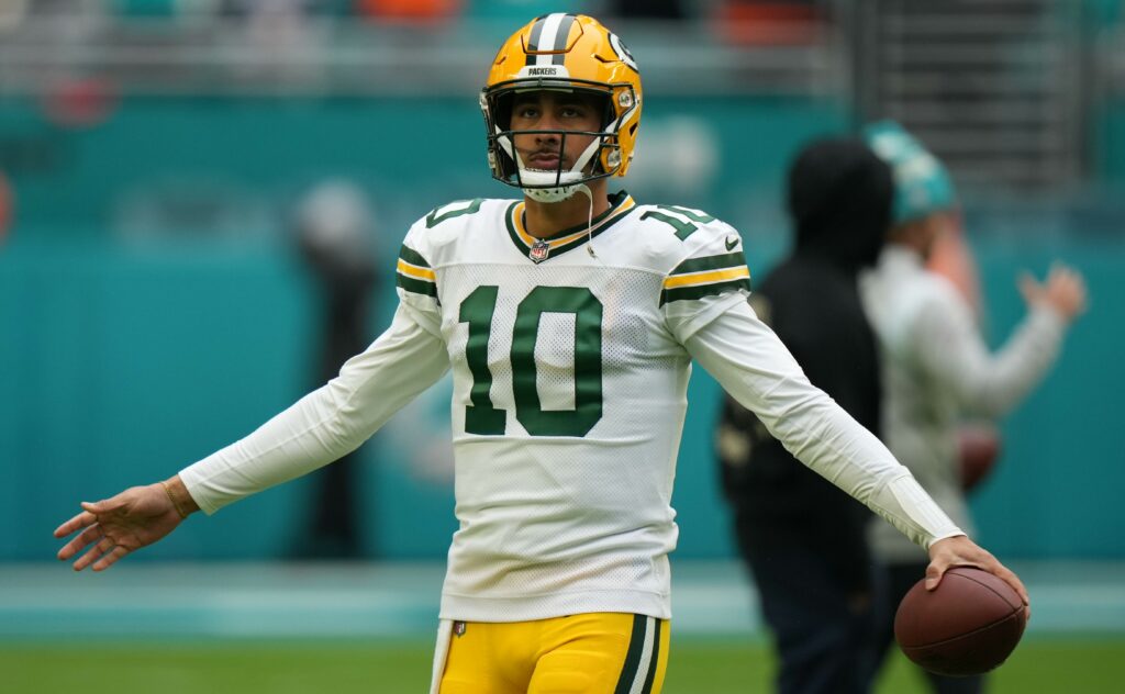 MIAMI GARDENS, FL - DECEMBER 25: Green Bay Packers quarterback Jordan Love 10 warms up before the game between the Green Bay Packers and the Miami Dolphins on Sunday, December 25, 2022 at Hard Rock Stadium, Miami Gardens, Fla. Photo by Peter Joneleit/Icon Sportswire NFL, American Football Herren, USA DEC 25 Packers at Dolphins Icon221225079