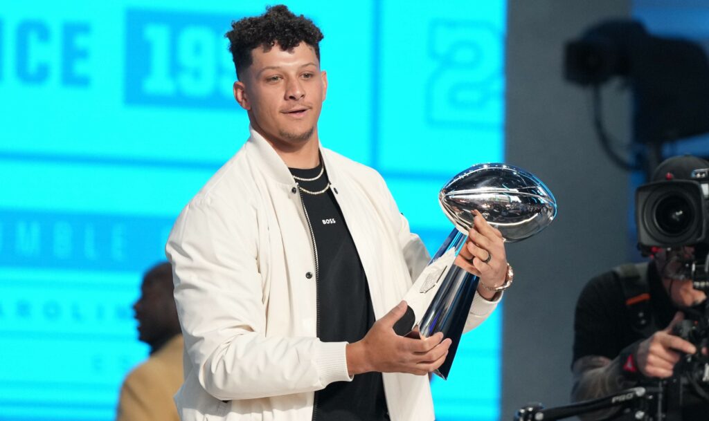 NFL, American Football Herren, USA Draft 2023 Thursday Day 1 Kansas City Chiefs quarterback Patrick Mahomes holds the Vince Lombardi Super Bowl Trophy on the stage during the NFL Draft 2023 Thursday Day 1 on April 27, 2023 at Union Station in Kansas City, MO. Max Siker / Image of Sipa USA Kansas City Union Station MO United States NOxUSExINxGERMANY PUBLICATIONxINxALGxARGxAUTxBRNxBRAxCANxCHIxCHNxCOLxECUxEGYxGRExINDxIRIxIRQxISRxJORxKUWxLIBxLBAxMLTxMEXxMARxOMAxPERxQATxKSAxSUIxSYRxTUNxTURxUAExUKxVENxYEMxONLY Copyright: xImagexofxSportx Editorial use only