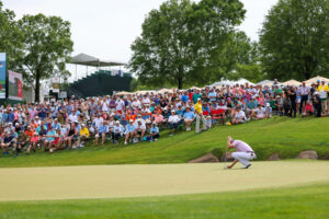 CHARLOTTE, NC - MAY 07: Justin Thomas reads the 18th green during the final round of the Wells Fargo Championship on May 7, 2023 at Quail Hollow Club in Charlotte, NC. Photo by David Jensen/Icon Sportswire GOLF: MAY 07 PGA, Golf Herren - Wells Fargo Championship EDITORIAL USE ONLY Icon230507107