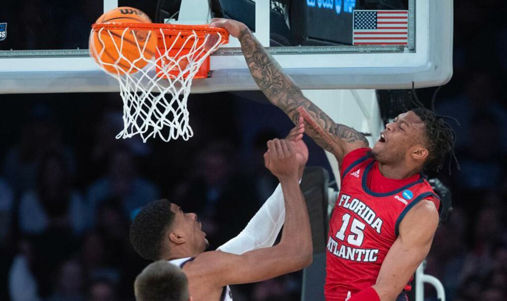 March 26, 2023: Florida Atlantic s Alijah Martin dunks the ball over Kansas State s David N Guessan during the first half of their east region final game during the NCAA, College League, USA Men s Basketball Tournament at Madison Square Garden on Saturday night, March 25, 2023. - ZUMAm67_ 0240455834st Copyright: xTravisxHeyingx