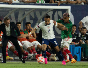 Phoenix, Arizona, April 19th 2023: Sergino Dest  2 USMNT battels for the ball during the International Friendly, Länderspiel, Nationalmannschaft soccer match between Mexico and USA at State Farm Stadium in Phoenix, Arizona. Edwin Rodriguez/SPP PUBLICATIONxNOTxINxBRAxMEX Copyright: xEdwinxRodriguez/SPPx spp-en-EdRo-MEX v USA S2-1