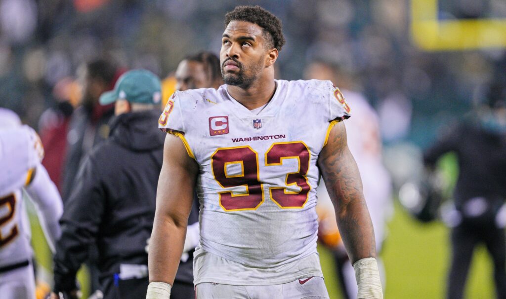 PHILADELPHIA, PA - DECEMBER 19: Washington Football Team defensive tackle Jonathan Allen 93 looks on during the game between the Washington Football Team and the Philadelphia Eagles on December 21, 2021 at Lincoln Financial Field in Philadelphia, PA. Photo by Andy Lewis/Icon Sportswire NFL, American Football Herren, USA DEC 21 Washington Football Team at Eagles Icon211221215