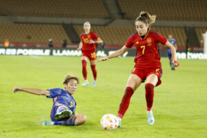 November 15, 2022, Seville, Spain: RIKO UEKI of Japan L vies for the ball with OLGA CARMONA of Spain R during the friendly soccer match between Spain Women s national team, Nationalteam and Japan Women s National Team at Estadio La Cartuja Seville Spain - ZUMAa142 20221115_zap_a142_021 Copyright: xDanielxGonzalezxAcunax