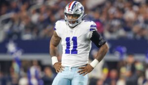 ARLINGTON, TX - DECEMBER 04: Dallas Cowboys linebacker Micah Parsons 11 waits on the play during the game between the Dallas Cowboys and the Indianapolis Colts on December 4, 2022 at AT&T Stadium in Dallas, TX. Photo by George Walker/Icon Sportswire NFL, American Football Herren, USA DEC 04 Colts at Cowboys Icon221204056