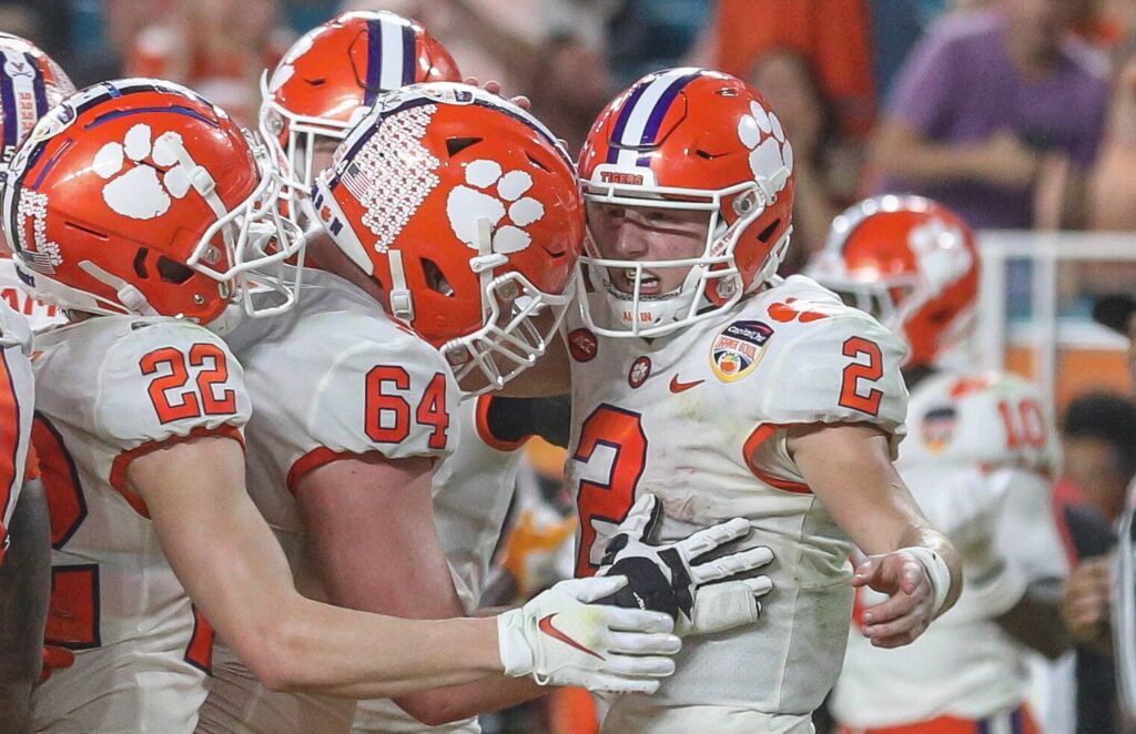 December 30, 2022: Clemson s Cade Klubnik 2 is congratulated by his teammates after scoring a touchdown during the 2022 Capital One Orange Bowl football game between the Clemson Tigers and Tennessee Volunteers at Hard Rock Stadium in Miami Gardens, FL. /CSM Miami Gardens United States of America - ZUMAc04_ 20221230_zaf_c04_265 Copyright: xKylexOkitax
