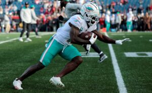 FOXBOROUGH, MA - JANUARY 01: Miami Dolphins wide receiver Tyreek Hill 10 in warm up before a game between the New England Patriots and the Miami Dolphins on January 1, 2023, at Gillette Stadium in Foxboro, Massachusetts. Photo by Fred Kfoury III/Icon Sportswire NFL, American Football Herren, USA JAN 01 Dolphins at Patriots Icon482230101055