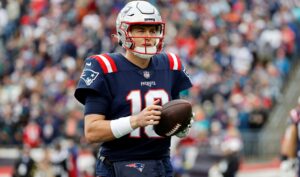 FOXBOROUGH, MA - JANUARY 01: New England Patriots quarterback Mac Jones 10 during a game between the New England Patriots and the Miami Dolphins on January 1, 2023, at Gillette Stadium in Foxboro, Massachusetts. Photo by Fred Kfoury III/Icon Sportswire NFL, American Football Herren, USA JAN 01 Dolphins at Patriots Icon482230101121