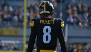 NFL, American Football Herren, USA 2023: Steelers vs Browns JAN 08 JAN 8th, 2023: Kenny Pickett 8 during the Steelers vs Browns game in Pittsburgh, PA. Jason Pohuski/CSM/Sipa USACredit Image: Jason Pohuski/Cal Media/Sipa USA Pittsburgh PA USA NOxUSExINxGERMANY PUBLICATIONxINxALGxARGxAUTxBRNxBRAxCANxCHIxCHNxCOLxECUxEGYxGRExINDxIRIxIRQxISRxJORxKUWxLIBxLBAxMLTxMEXxMARxOMAxPERxQATxKSAxSUIxSYRxTUNxTURxUAExUKxVENxYEMxONLY Copyright: xCalxSportxMediax Editorial use only