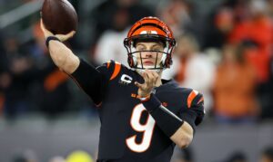 CINCINNATI, OH - JANUARY 15: Cincinnati Bengals quarterback Joe Burrow 9 warms up before the game against the Baltimore Ravens and the Cincinnati Bengals on January 15, 2023, at Paycor Stadium in Cincinnati, OH. Photo by Ian Johnson/Icon Sportswire NFL, American Football Herren, USA JAN 15 AFC Wild Card Playoffs - Ravens at Bengals Icon230115065