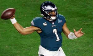 NFL, American Football Herren, USA 2023: SUPER BOWL LVII FEB 12 Philadelphia Eagles quarterback Jalen Hurts 1 throws a pass against the Kansas City Chiefs during the NFL Super Bowl 57 football game in Glendale, AZ on Feb 12, 2023 Mandatory Photo Credit : Charles Baus/CSM/Sipa USACredit Image: Charles Baus, Charles Baus/Cal Media/Sipa USA Glendale AZ United States of America NOxUSExINxGERMANY PUBLICATIONxINxALGxARGxAUTxBRNxBRAxCANxCHIxCHNxCOLxECUxEGYxGRExINDxIRIxIRQxISRxJORxKUWxLIBxLBAxMLTxMEXxMARxOMAxPERxQATxKSAxSUIxSYRxTUNxTURxUAExUKxVENxYEMxONLY Copyright: xCalxSportxMediax Editorial use only