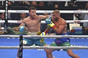 Boxeo 2021 Saul -Canelo- Alvarez MEX vs Billy Joe Saunders GBR Fight May 8, 2021 Dallas, TX L-R, Saul -Canelo- Alvarez MEX and Billy Joe Saunders GBR during the fight for WBA, WBC and WBO and Ring Magazine super middleweight world titles at AT-T Stadium. brbr 8 de mayo de 2021 Dallas, TX I-D, Saul -Canelo- Alvarez MEX y Billy Joe Saunders GBR durante la pelea por los titulos mundiales de peso super mediano WBA, WBC, WBO y Ring Magazine en el AT-T Stadium. DALLAS TEXAS ESTADOS UNIDOS PUBLICATIONxNOTxINxMEXxCHNxRUS Copyright: xAdrianxMaciasx 20210508232658_BOX_2021_ALV_SAU_ALVAREZ42