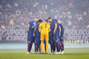 Chicago, USA, June 24, 2023: U.S. Men s national team, Nationalteam huddle before the CONCACAF Gold Cup football match between the U.S. Mens National Soccer Team and Jamaica on Saturday June 24 at Soldier Field, Chicago, USA. NO COMMERCIAL USAGE. Shaina Benhiyoun/SPP PUBLICATIONxNOTxINxBRAxMEX Copyright: xShainaxBenhiyoun/SPPx spp-en-ShBe-590A3799