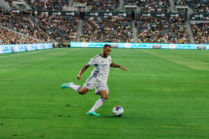 July 8, 2023, Los Angeles, California, USA: CARLOS AKAPO of the San Jose Earthquakes shoots the ball during a soccer game against LAFC at BMO Stadium in Los Angeles, California on July 8th, 2023 Los Angeles USA - ZUMAc239 20230708_zsp_c239_004 Copyright: xAlexxCavex
