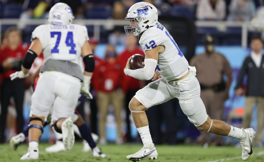 November 27, 2021: Middle Tennessee Blue Raiders quarterback Nick Vattiato 18 runs on a keeper play during the game between the Middle Tennessee Blue Raiders and the Florida Atlantic Owls at FAU Stadium in Boca Raton, FL.   Boca Raton I.E. United States of America - ZUMAc04_ 20211127_zaf_c04_550 Copyright: xPeterxJoneleitx