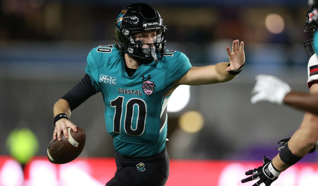 December 17, 2021, Orlando, Florida, USA: Cure Bowl - December 17, 2021: Coastal Carolina Chanticleers quarterback Grayson McCall 10 shows his Heisman pose during the game between the Coastal Carolina Chanticleers and the Northern Illinois Huskies at the Explora Stadium, Orlando, Florida. Orlando USA - ZUMAj102 20211217_zap_j102_035 Copyright: xPeterxJoneleitx