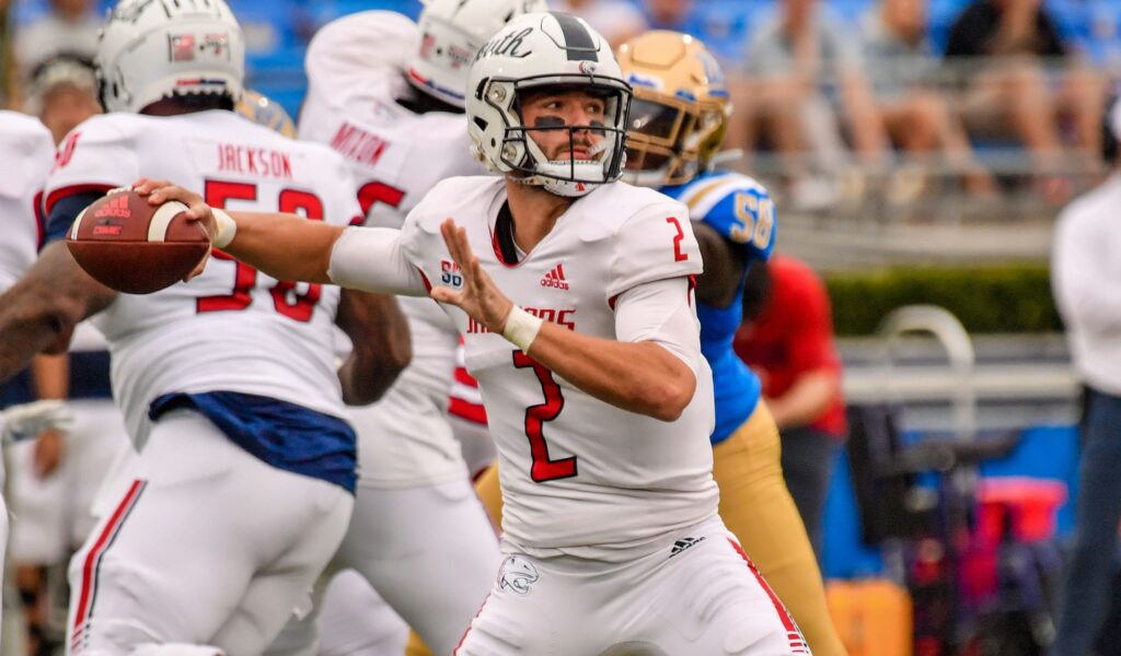 September 17, 2022 Pasadena, CA.South Alabama Jaguars quarterback Carter Bradley 2 in action during the first quarter of the NCAA, College League, USA Football game between the UCLA Bruins and the South Alabama Jaguars at the Rose Bowl in Pasadena, California..Mandatory Photo Credit: /Cal Media Pasadena USA - ZUMAcl1_ 20220917_zaf_cl1_004 Copyright: xLouisxLopezx