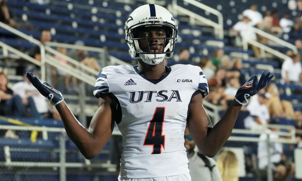October 14, 2022, Miami, Florida, USA: October 14, 2022: UTSA Roadrunners wide receiver Zakhari Franklin 4 poses for a photo after his touchdown reception during the game between the UTSA Roadrunners and the FIU Golden Panthers at FIU Stadium, Miami, Florida. Miami USA - ZUMAj102 20221014_zap_j102_040 Copyright: xPeterxJoneleitx