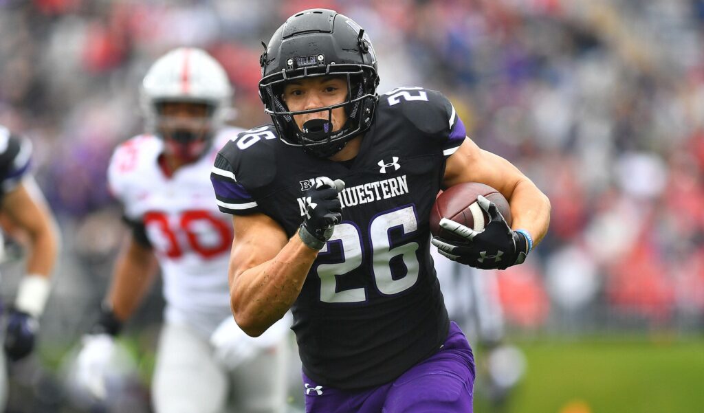 November 05, 2022: Northwestern Wildcats running back Evan Hull 26 runs for a big gain during the NCAA, College League, USA football game between Northwestern Wildcats vs Ohio State Buckeyes at Ryan Field in Evanston, Illinois. /CSM. Evanston USA - ZUMAc04_ 20221105_zaf_c04_160 Copyright: xDeanxReidx