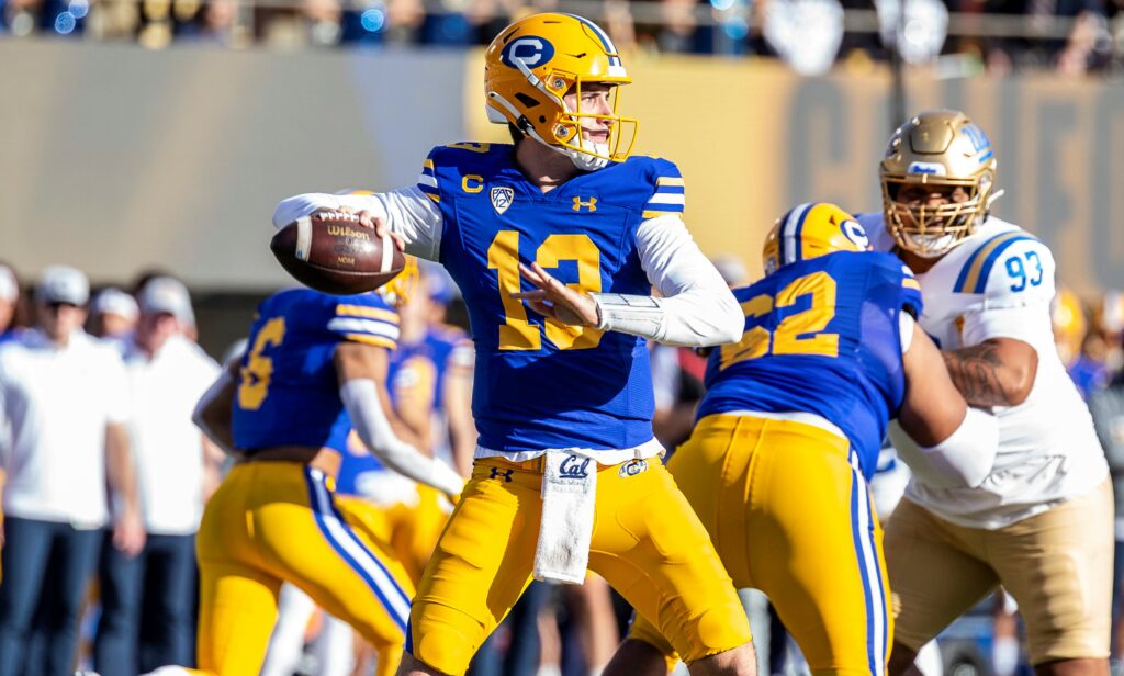 NCAA, College League, USA Football 2022: UCLA vs California NOV 25 November 25 2022 Berkeley, CA U.S.A. California quarterback Jack Plummer 13looks up field for a open receiver during NCAA Football game between UCLA Bruins and California Golden Bears. UCLA beat California 35-28 at California Memorial Stadium Berkeley Calif. Thurman James / CSM/Sipa USACredit Image: Thurman James/Cal Media/Sipa USA Berkeley California Memorial Stadium CALIF USA NOxUSExINxGERMANY PUBLICATIONxINxALGxARGxAUTxBRNxBRAxCANxCHIxCHNxCOLxECUxEGYxGRExINDxIRIxIRQxISRxJORxKUWxLIBxLBAxMLTxMEXxMARxOMAxPERxQATxKSAxSUIxSYRxTUNxTURxUAExUKxVENxYEMxONLY Copyright: xCalxSportxMediax Editorial use only