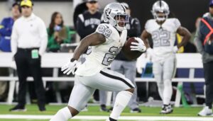 INGLEWOOD, CA - DECEMBER 08: Las Vegas Raiders running back Josh Jacobs 28 runs during the NFL, American Football Herren, USA game between the Las Vegas Raiders and the Los Angeles Rams on December 08, 2022 in Inglewood, CA. Photo by Jevone Moore/Icon Sportswire NFL: DEC 08 Raiders at Rams Icon20221208013
