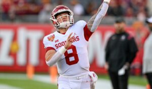 NCAA, College League, USA Football 2022: Cheez-It Bowl Florida State vs Oklahoma DecDEC 29 December 29, 2022: Oklahoma Sooners quarterback Dillon Gabriel 8 during warm ups before the Cheez-It Bowl between Florida State Seminoles vs Oklahoma Sooners at Camping World Stadium in Orlando, FL. Romeo T Guzman/CSM/Sipa USACredit Image: Romeo Guzman/Cal Media/Sipa USA Orlando Camping World Stadium FL USA NOxUSExINxGERMANY PUBLICATIONxINxALGxARGxAUTxBRNxBRAxCANxCHIxCHNxCOLxECUxEGYxGRExINDxIRIxIRQxISRxJORxKUWxLIBxLBAxMLTxMEXxMARxOMAxPERxQATxKSAxSUIxSYRxTUNxTURxUAExUKxVENxYEMxONLY Copyright: xCalxSportxMediax Editorial use only