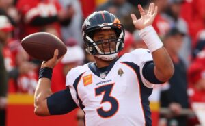 KANSAS CITY, MO - JANUARY 01: Denver Broncos quarterback Russell Wilson 3 throws a pass before an AFC West game between the Denver Broncos and Kansas City Chiefs on January 1, 2023 at GEHA Field at.Arrowhead Stadium in Kansas City, MO. Photo by Scott Winters/Icon Sportswire NFL, American Football Herren, USA JAN 01 Broncos at Chiefs Icon2301011009
