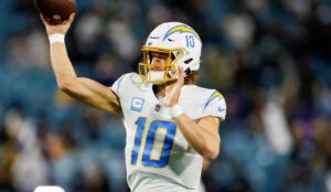 JACKSONVILLE, FL - JANUARY 14: Los Angeles Chargers quarterback Justin Herbert 10 throws a pass during the game between the Los Angeles Chargers and the Jacksonville Jaguars on January 14, 2023 at TIAA Bank Field in Jacksonville, Fl. Photo by David Rosenblum/Icon Sportswire NFL, American Football Herren, USA JAN 14 AFC Wild Card Playoffs - Chargers at Jaguars Icon230114278888