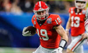 NCAA, College League, USA Football 2022: Chick-fil-A Peach Bowl: Ohio State vs Georgia DEC 31 December 31, 2022: Georgia s Brock Bowers 19 makes the catch during the Chick-fil-A Peach Bowl a College Football Playoff Semifinal featuring the 4 Ohio State Buckeyes and the 1 Georgia Bulldogs, played at Mercedes-Benz Stadium in Atlanta, Georgia. The Georgia Bulldogs come from behind to defeat Ohio State, 42-41. Cecil Copeland/MarinMedia.org/CSM/Sipa USACredit Image: Cecil Copeland/Cal Media/Sipa USA Atlanta Mercedes-Benz Stadium Georgia United States of America NOxUSExINxGERMANY PUBLICATIONxINxALGxARGxAUTxBRNxBRAxCANxCHIxCHNxCOLxECUxEGYxGRExINDxIRIxIRQxISRxJORxKUWxLIBxLBAxMLTxMEXxMARxOMAxPERxQATxKSAxSUIxSYRxTUNxTURxUAExUKxVENxYEMxONLY Copyright: xCalxSportxMediax Editorial use only