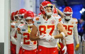 GLENDALE, AZ - FEBRUARY 12: Kansas City Chiefs tight end Travis Kelce 87 walks out of the locker room before Super Bowl LVII between the Philadelphia Eagles and the Kansas City Chiefs on Sunday, February 12th, 2023 at State Farm Stadium in Glendale, AZ. Photo by Adam Bow/Icon Sportswire NFL, American Football Herren, USA FEB 12 Super Bowl LVII - Eagles vs Chiefs Icon2302120472