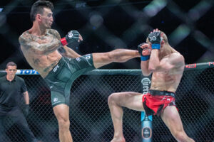 April 15, 2023, Kansas City, MO, Missouri, USA: KANSAS Kansas City, MO, MISSOURI - APRIL 15: L-R Max Holloway kicks Arnold Allen in a featherweight bout during UFC Fight Night Kansas City - Holloway vs Allen at T-Mobile Center on April 15th, 2023 in Kansas City, Missouri, United States. Kansas City, MO USA - ZUMAp175 20230415_zsa_p175_164 Copyright: xMattxDaviesx