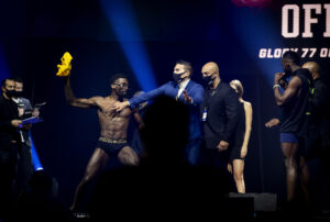 ROTTERDAM - Kickbokser Cedric Doumbe en Murthel Groenhart tijdens het weegmoment voor de Glory 77 wedstrijd. ANP KOEN VAN WEEL Rotterdam xVIxHollandsexHoogtex/xxANPxIVx *** ROTTERDAM Kickboxer Cedric Doumbe and Murthel Groenhart during the weigh-in before the Glory 77 match ANP KOEN VAN WEEL Rotterdam xVIxHollandxHoogtex xxANPxIVx 427687564
