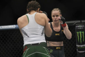 March 4, 2023, Las Vegas, NV, LAS VEGAS, NV, USA: LAS VEGAS, NV - MARCH 4: R-L Valentina Shevchenko battles Alexa Grasso in their Women s Flyweight fight during the UFC 285 event at T-Mobile Arena on March 4, 2023 in Las Vegas, NV, USA. Las Vegas, NV USA - ZUMAp175 20230304_zsa_p175_239 Copyright: xLouisxGrassex