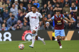 Premier League Burnley v Aston Villa Ollie Watkins 11 of Aston Villa runs from Josh Cullen 24 of Burnley during the Premier League match Burnley vs Aston Villa at Turf Moor, Burnley, United Kingdom, 27th August 2023 Photo by Conor Molloy/News Images Burnley Turf Moor Lancashire United Kingdom Copyright: xConorxMolloy/NewsxImagesx