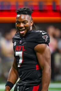 ATLANTA, GA - SEPTEMBER 10: Atlanta Falcons Running Back Bijan Robinson 7 warming up prior to the NFL, American Football Herren, USA game between the Carolina Panthers and Atlanta Falcons on September 10, 2023 at Mercedes-Benz Stadium in Atlanta, GA. Photo by John Adams/Icon Sportswire NFL: SEP 10 Panthers at Falcons EDITORIAL USE ONLY Icon23091000170