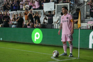 FORT LAUDERDALE, FL - SEPTEMBER 20: fans take photos and videos as Inter Miami forward Lionel Messi 10prepares to take a corner kick during the match between Toronto FC and Inter Miami CF at DRV PNK Stadium, Fort Lauderdale, Fla. Photo by Peter Joneleit/Icon Sportswire SOCCER: SEP 20 MLS, Fussball Herren, USA - Inter Miami CF vs Toronto FC EDITORIAL USE ONLY Icon230920029