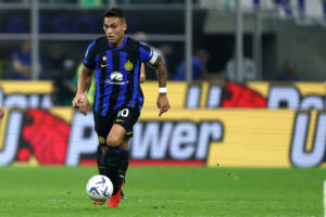 Fc Internazionale - Us Sassuolo Lautaro Martinez of Fc Internazionale controls the ball during the Serie A match beetween Fc Internazionale and Us Sassuolo at Stadio Giuseppe Meazza on September 27 2023 in Milan Italy . Milano Stadio Giuseppe Meazza Italy Copyright: xMarcoxCanonierox
