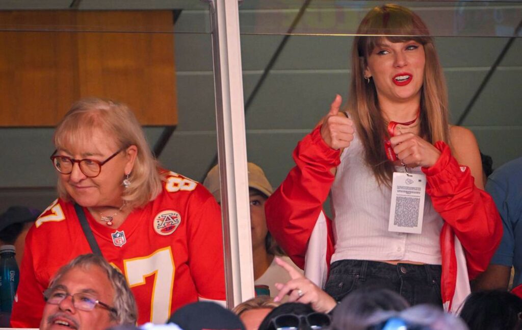 September 26, 2023: Donna Kelce, left, mother of Chiefs tight end Travis Kelce watched the game with pop superstar Taylor Swift, center, during the first-half on Sunday, Sept. 24, 2023, at GEHA Field at Arrowhead Stadium in Kansas City. - ZUMAm67_ 20230926_zaf_m67_011 Copyright: xTammyxLjungbladx