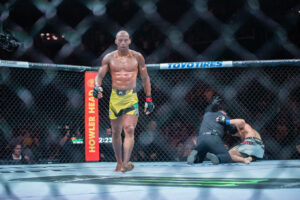 April 15, 2023, Kansas City, MO, Missouri, USA: KANSAS Kansas City, MO, MISSOURI - APRIL 15: L-R Edson Barboza knocks out Billy Quarantillo in a featherweight bout during UFC Fight Night Kansas City - Holloway vs Allen at T-Mobile Center on April 15th, 2023 in Kansas City, Missouri, United States. Kansas City, MO USA - ZUMAp175 20230415_zsa_p175_139 Copyright: xMattxDaviesx