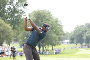 OLYMPIA FIELDS, IL - AUGUST 19: PGA, Golf Herren golfer Sahith Theegala plays his tee shot on the 9th hole during the third round of the BMW Championship Fed Ex Cup Playoffs on August 19th, 2023, at Olympia Fields Country Club in Olympia Fields, Illinois. Photo by Brian Spurlock/Icon Sportswire GOLF: AUG 19 PGA - BMW Championship EDITORIAL USE ONLY Icon230819094