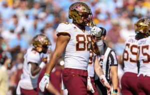 NCAA, College League, USA Football 2023: Minnesota vs North Carolina SEP 16 September 16, 2023: Minnesota Golden Gophers tight end Brevyn Spann-Ford 88 walking to the line of scrimmage during the NCAA football game between the Minnesota Golden Gophers and North Carolina Tar Heels at Kenan Memorial Stadium in Chapel Hill, North Carolina. Greg Atkins/CSM/Sipa USA Credit Image: Greg Atkins/Cal Media/Sipa USA Chapel Hill Kenan Memorial Stadium NC USA NOxUSExINxGERMANY PUBLICATIONxINxALGxARGxAUTxBRNxBRAxCANxCHIxCHNxCOLxECUxEGYxGRExINDxIRIxIRQxISRxJORxKUWxLIBxLBAxMLTxMEXxMARxOMAxPERxQATxKSAxSUIxSYRxTUNxTURxUAExUKxVENxYEMxONLY Copyright: xCalxSportxMediax Editorial use only