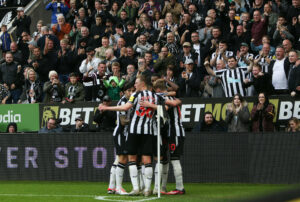 Newcastle United v Burnley FC - Premier League Newcastle United players celebrate Newcastle United s Alexander Isak s goal during the Premier League match between Newcastle United and Burnley at St. James s Park, Newcastle on Saturday 30th September 2023. Newcastle Tyne and Wear United Kingdom PUBLICATIONxNOTxINxFRA Copyright: xMIxNewsx originalFilename:fletcher-newcastl230930_npQAo.jpg