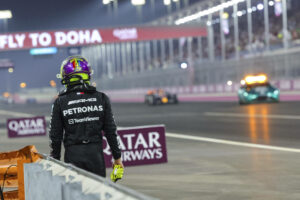 HAMILTON Lewis gbr, Mercedes AMG F1 Team W14, portrait crash, accident, during the 2023 Formula 1 Qatar Grand Prix, 17th round of the 2023 Formula One World Championship, WM, Weltmeisterschaft from October 6 to 8, 2023 on the Lusail International Circuit, in Doha, Qatar - F1 - QATAR GRAND PRIX 2023 - RACE DPPI/Panoramic PUBLICATIONxNOTxINxFRAxBEL 353A0788