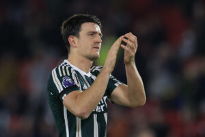 Premier League Sheffield United v Manchester United, ManU Harry Maguire 5 of Manchester United applauds the fans at the end of the Premier League match Sheffield United vs Manchester United at Bramall Lane, Sheffield, United Kingdom, 21st October 2023 Photo by Conor Molloy/News Images Sheffield Bramall Lane South Yorkshire United Kingdom Copyright: xConorxMolloy/NewsxImagesx